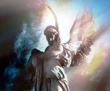 Erzengel Azrael der Engel des Todes steht in den Wolken Hellseher und Engelmedium Udo Golfmann
