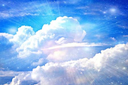 Das Licht der Engel der Heilung kommt aus dem Himmel mit Wolken