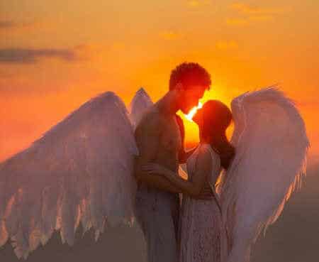 Engel der Liebe um Hilfe bitten Engel hält bei Sonnenuntergang Frau im Arm