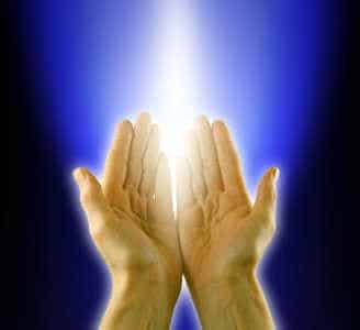 Engeltherapie spirituelle Lebensberatung Zwei Hände auf blauem Grund empfangen Licht Hellseher Udo Golfmann
