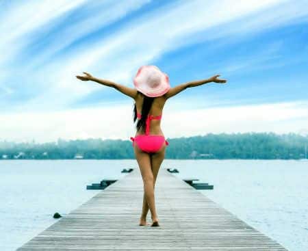 Freiheit Frau im Bikini auf einer Brücke über dem Meer
