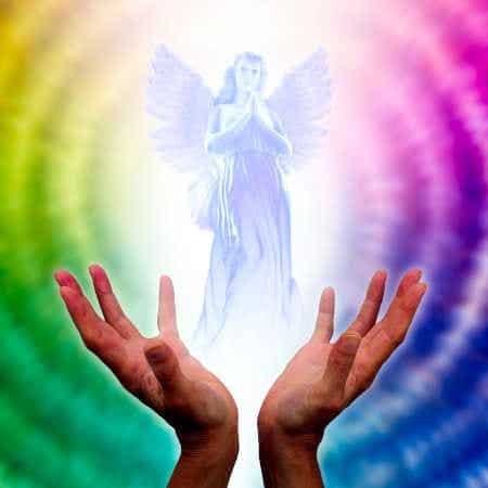 Spiritualität funktioniert Engel in den Regenbogenfarben mir heolenden Händen